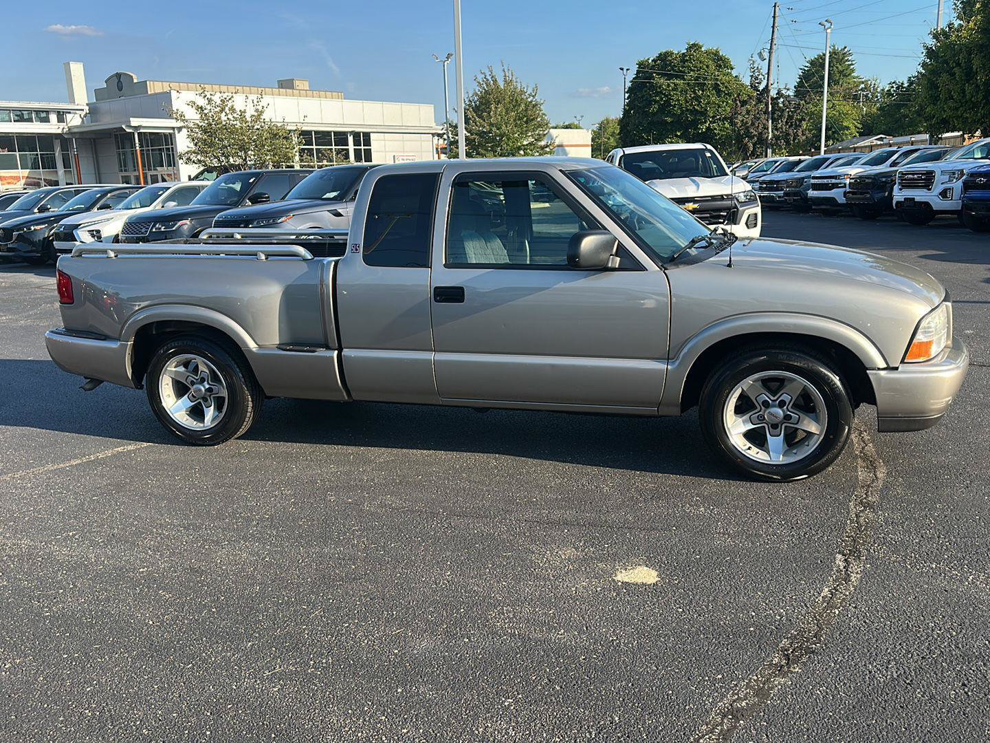 Used 2001 GMC Sonoma SLS w/ Hot Looks Pkg RWD image 2