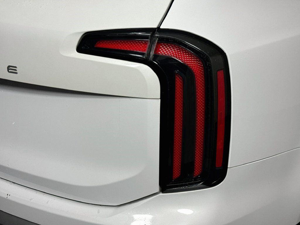 Used 2024 Kia Telluride EX w/ EX Captain's Chair Package FWD image 33