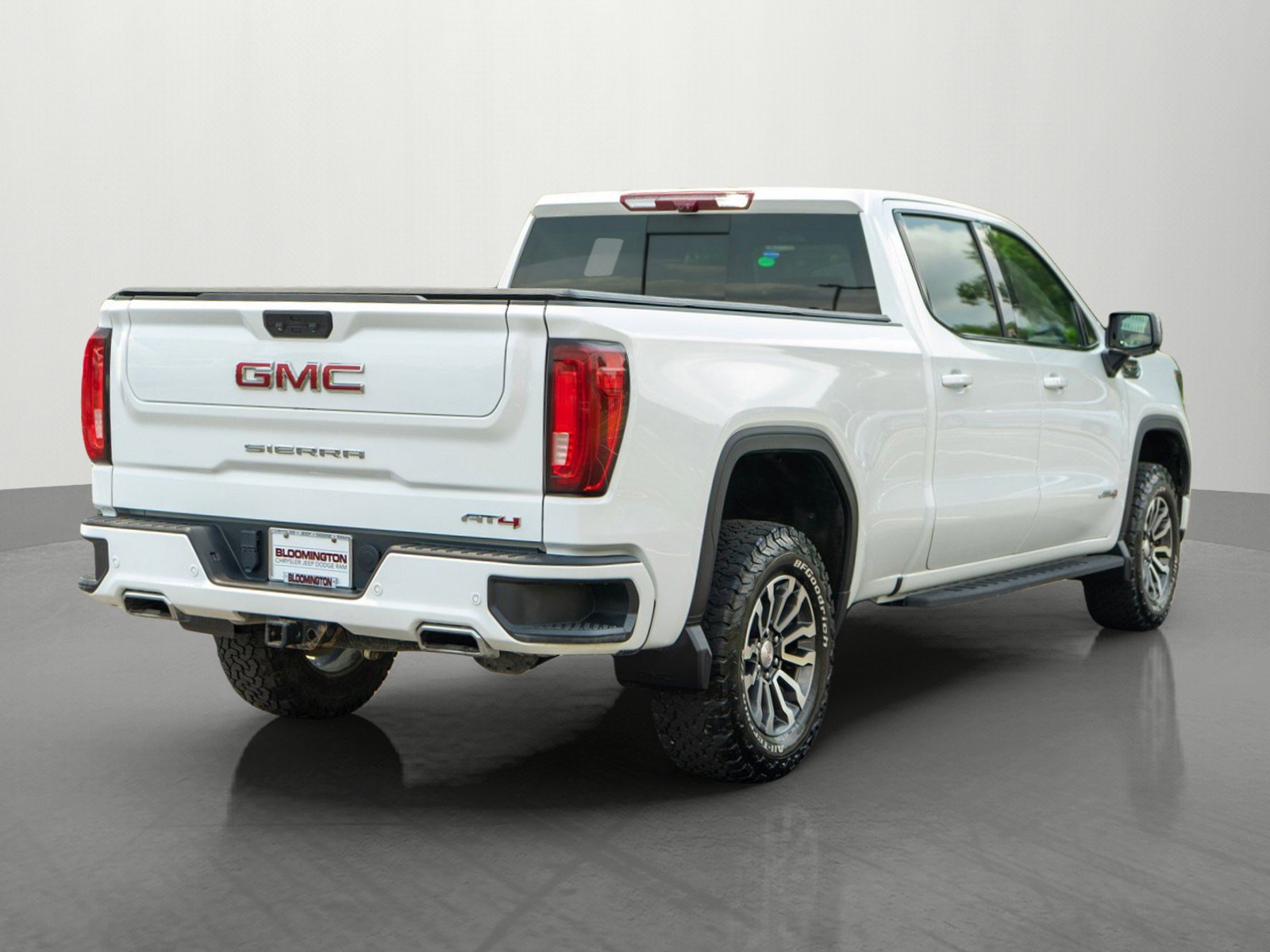 Used 2023 GMC Sierra 1500 AT4 w/ Technology Package AWD/4WD image 7