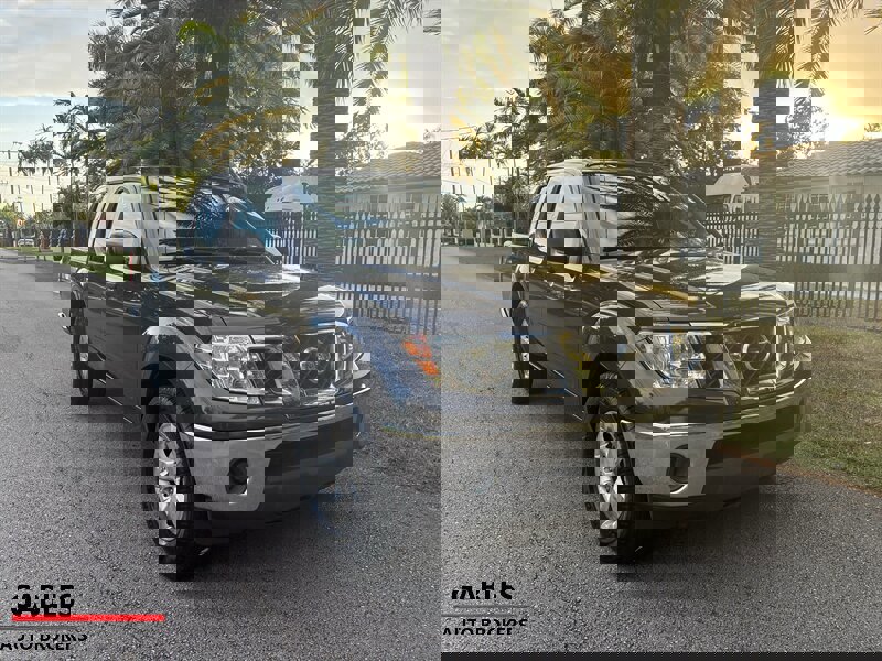 Used 2010 Nissan Frontier SE image 3