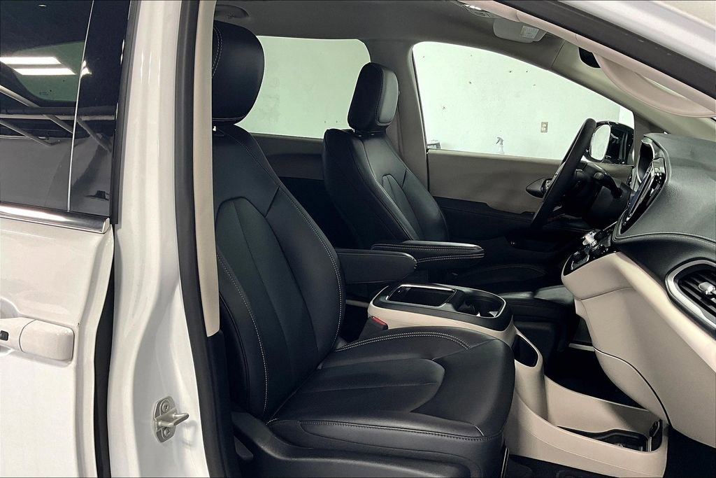 Used 2024 Chrysler Pacifica Select image 9