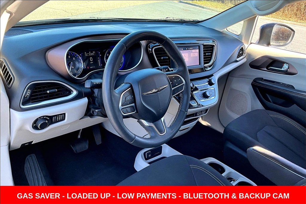 Used 2022 Chrysler Voyager LX image 16
