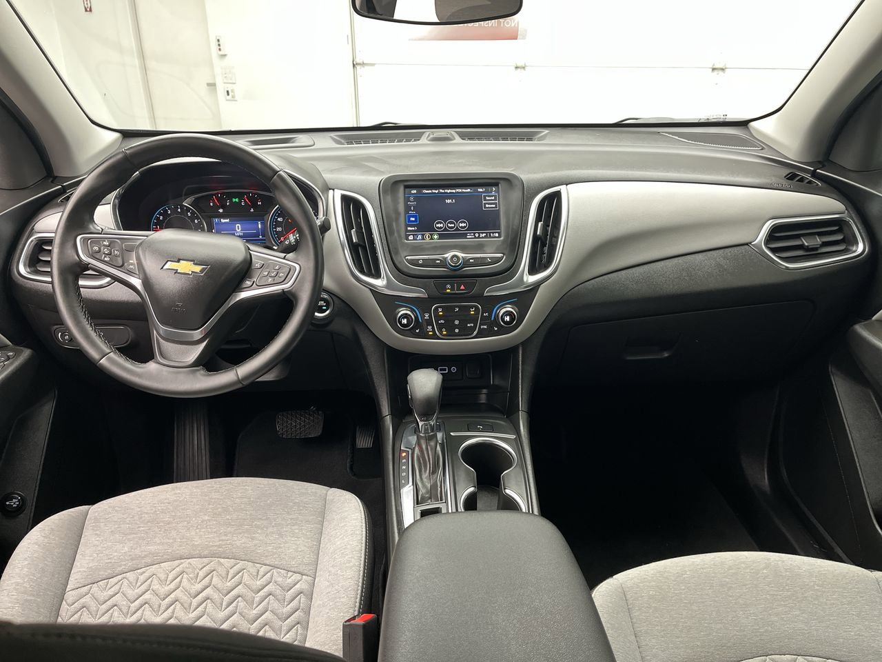 Used 2023 Chevrolet Equinox LT w/ Driver Convenience Package AWD/4WD image 4