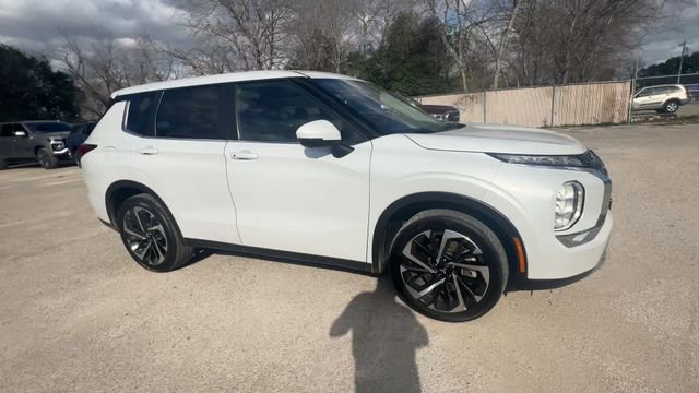 Used 2024 Mitsubishi Outlander SE image 2