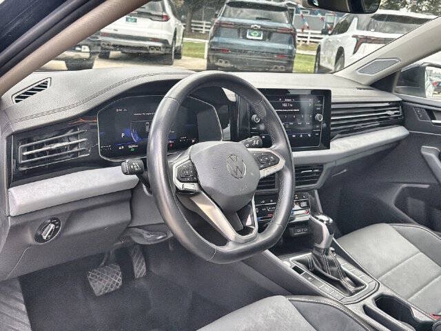 Used 2025 Volkswagen Jetta SE FWD image 10