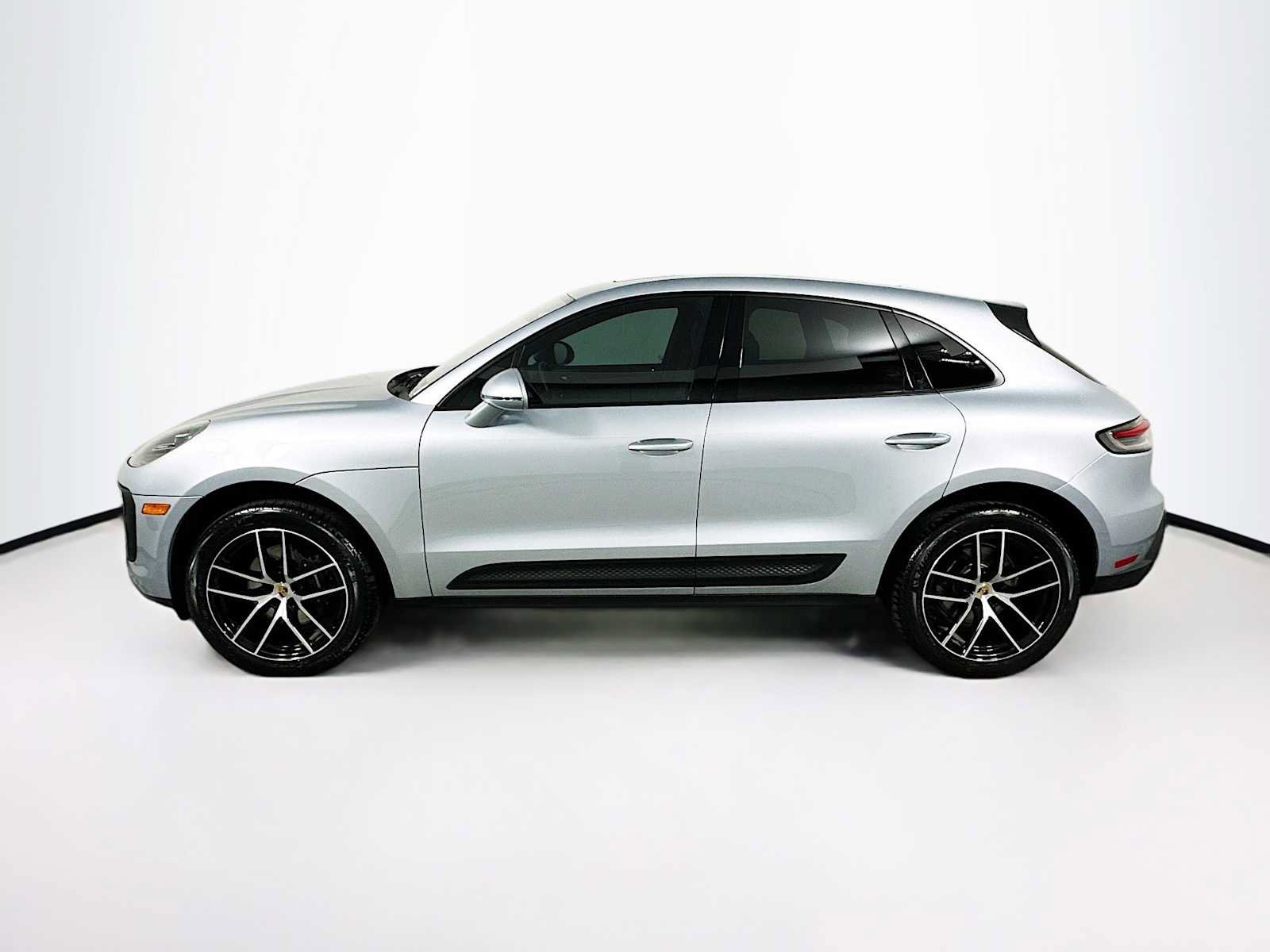 Certified 2025 Porsche Macan image 2