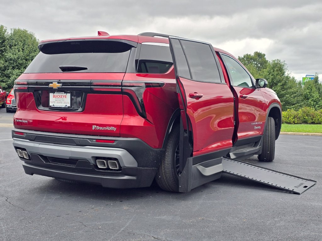 Used 2026 Chevrolet Traverse LT FWD image 8