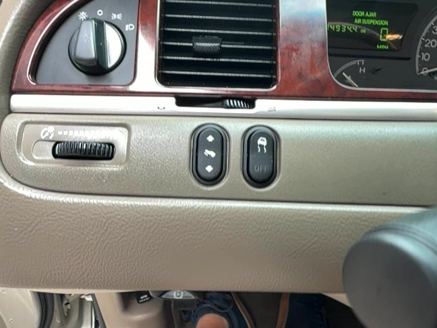 Used 2004 Lincoln Town Car Ultimate RWD image 12