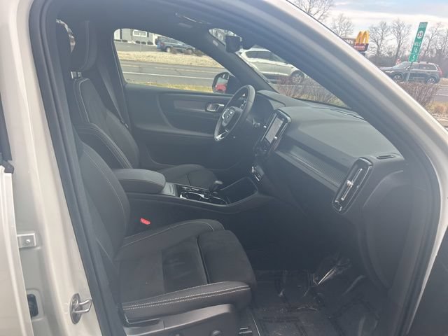 Certified 2025 Volvo XC40 B5 Plus AWD/4WD image 15