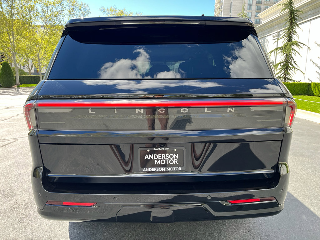 Used 2025 Lincoln Navigator Reserve image 8