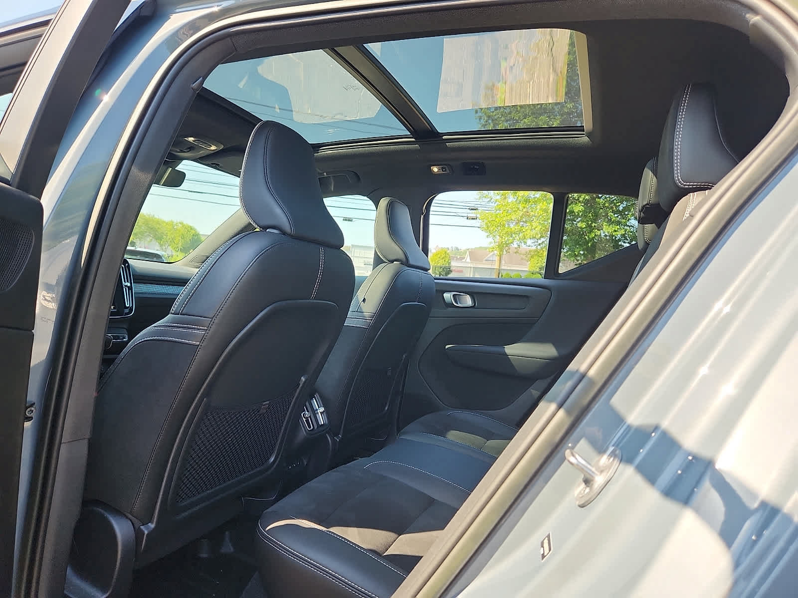 Used 2022 Volvo XC40 T5 R-Design w/ Climate Package AWD/4WD image 11