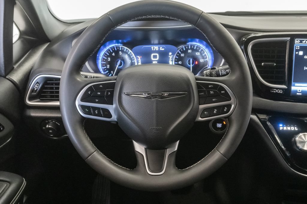 Used 2025 Chrysler Pacifica Select FWD image 12