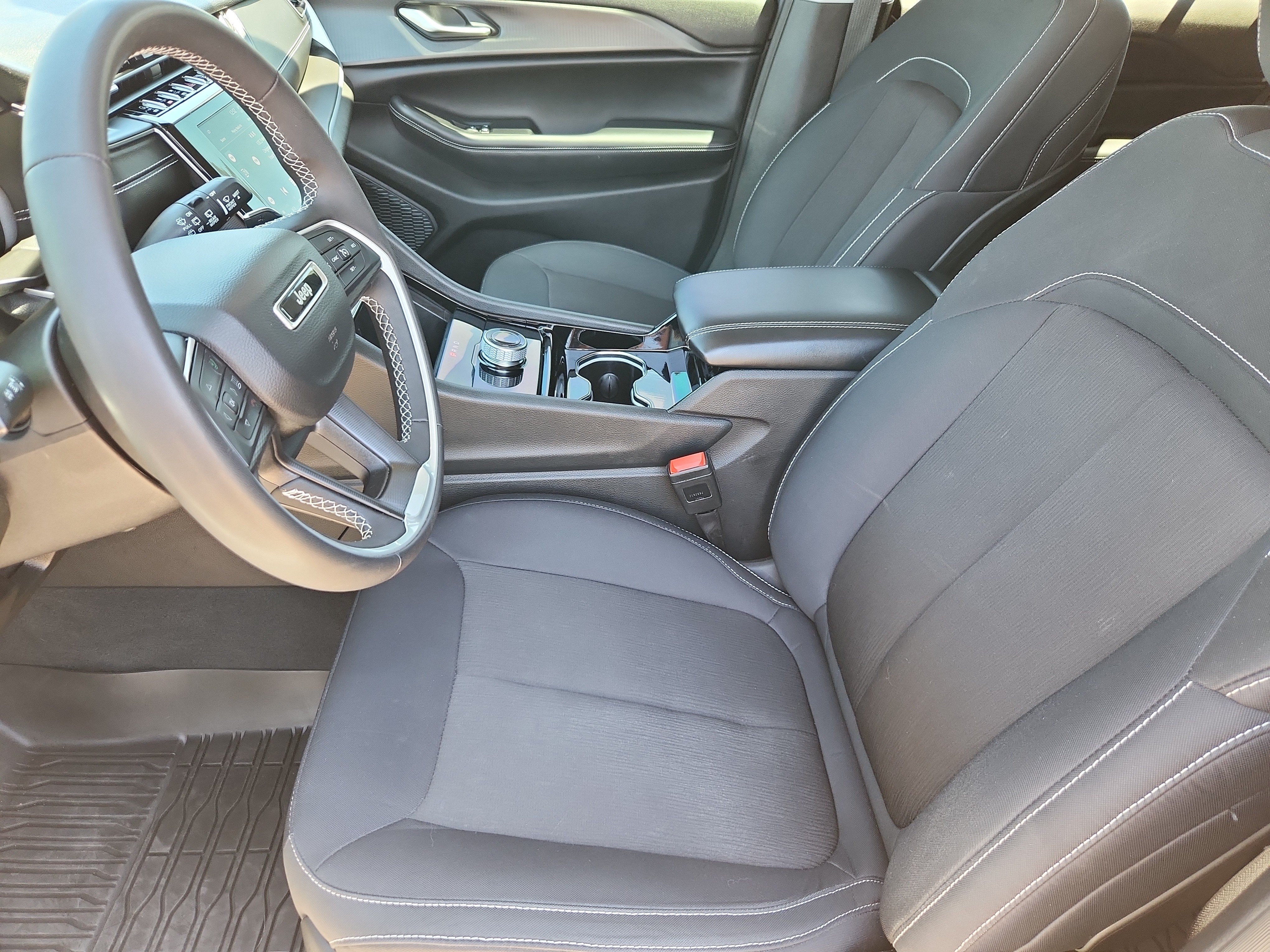 Used 2023 Jeep Grand Cherokee Laredo AWD/4WD image 10