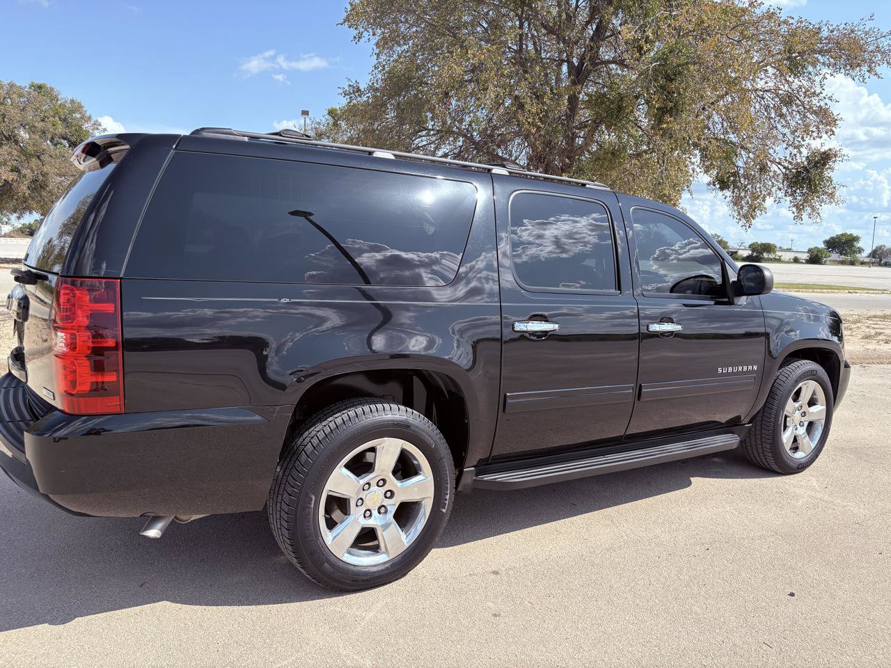 Used 2011 Chevrolet Suburban LS RWD image 30