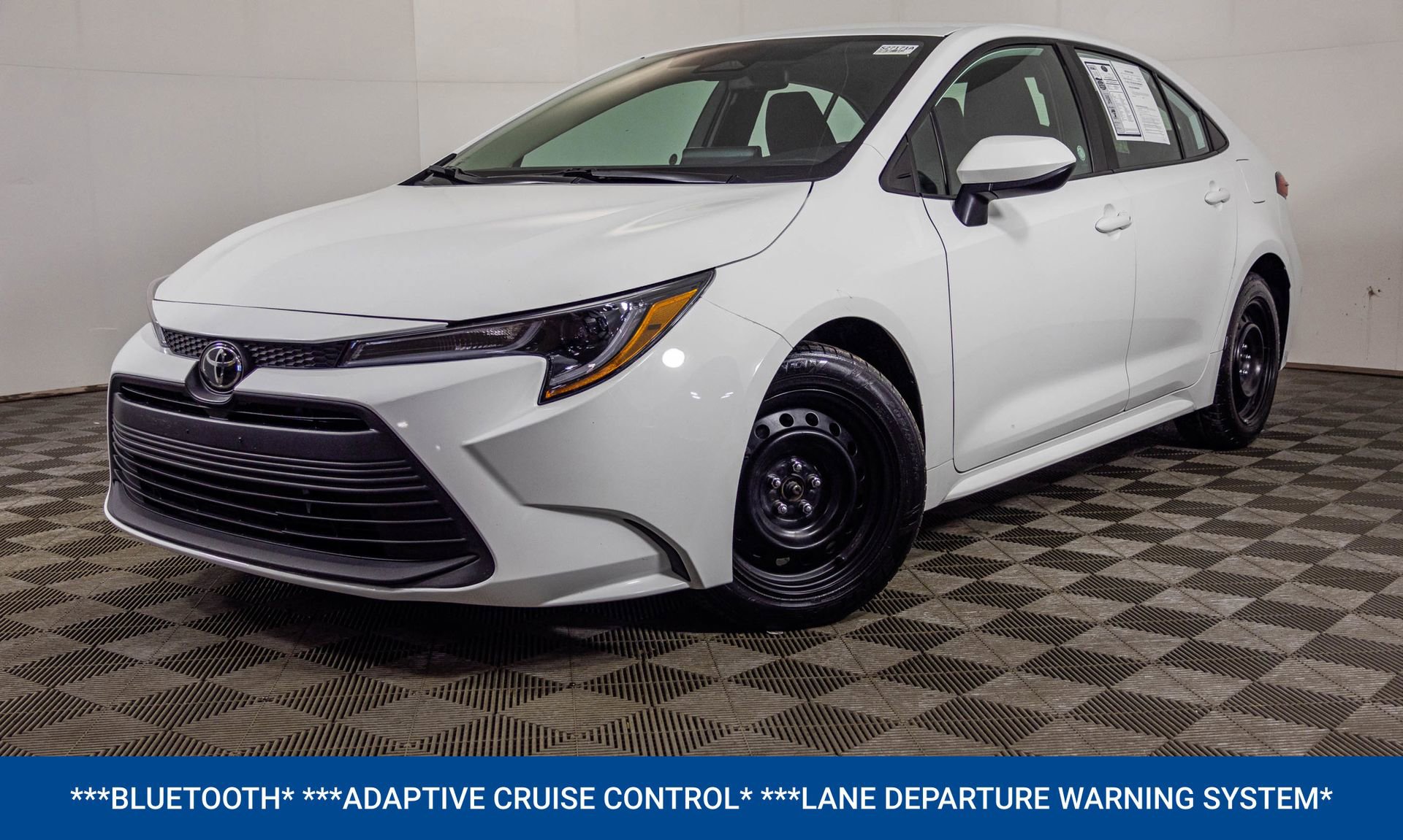 Used 2023 Toyota Corolla LE FWD image 2