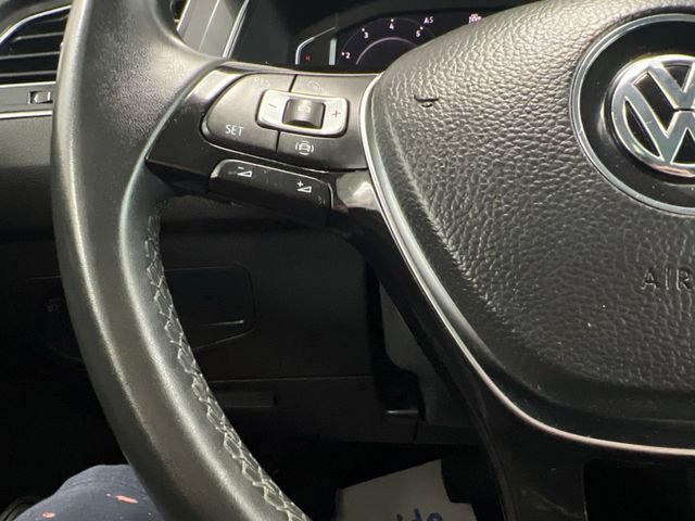Used 2020 Volkswagen Tiguan SEL AWD/4WD image 23