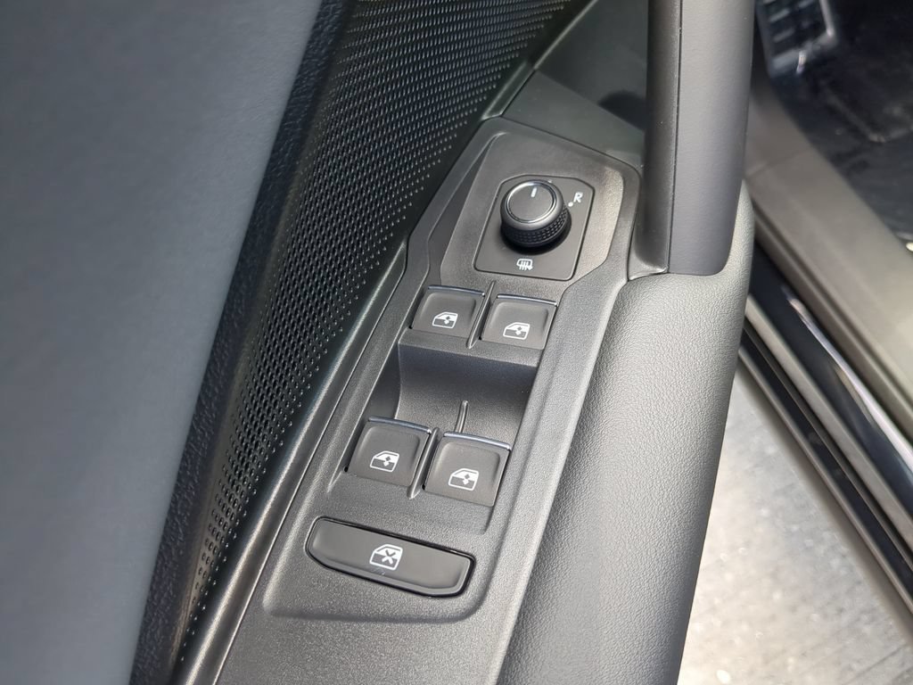 New 2026 Volkswagen Tiguan SE R-Line FWD image 17