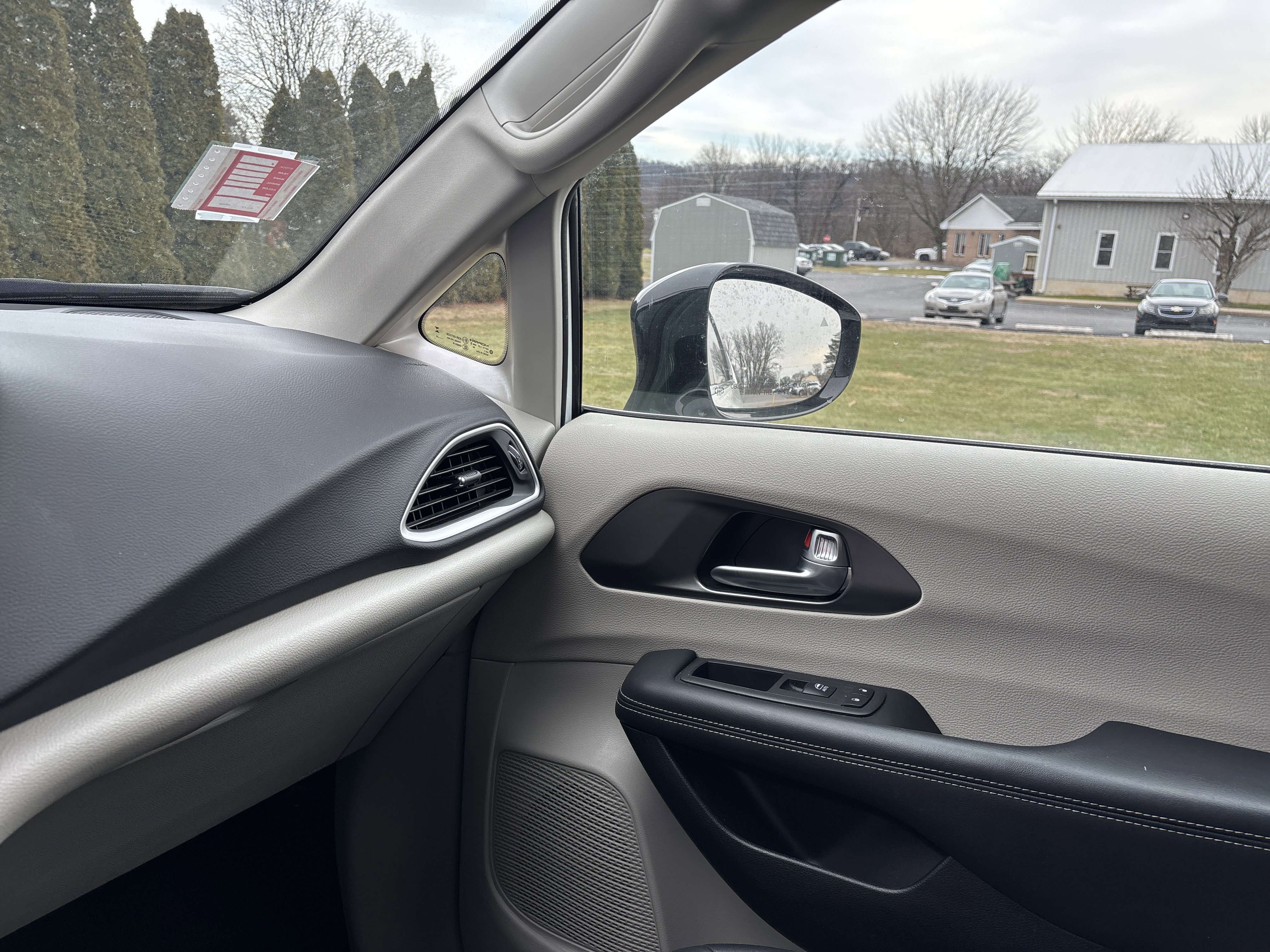 Used 2024 Chrysler Pacifica Touring-L image 24