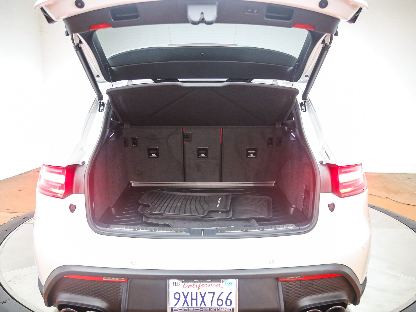 Certified 2026 Porsche Macan Turbo AWD/4WD image 31