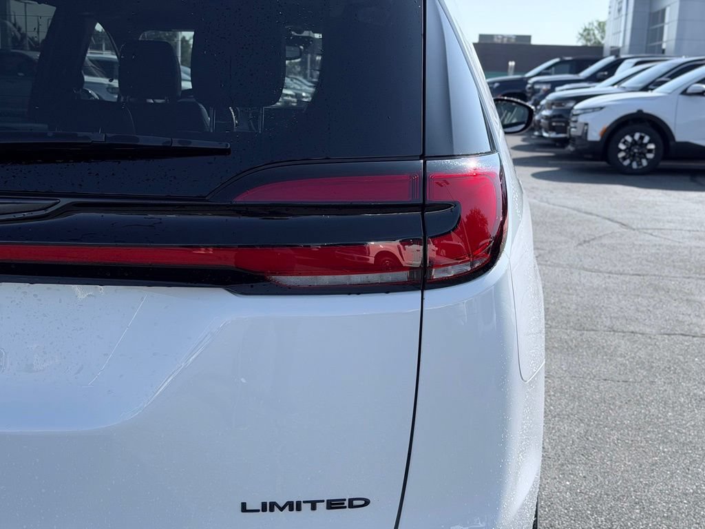 Used 2025 Chrysler Pacifica Limited FWD image 8