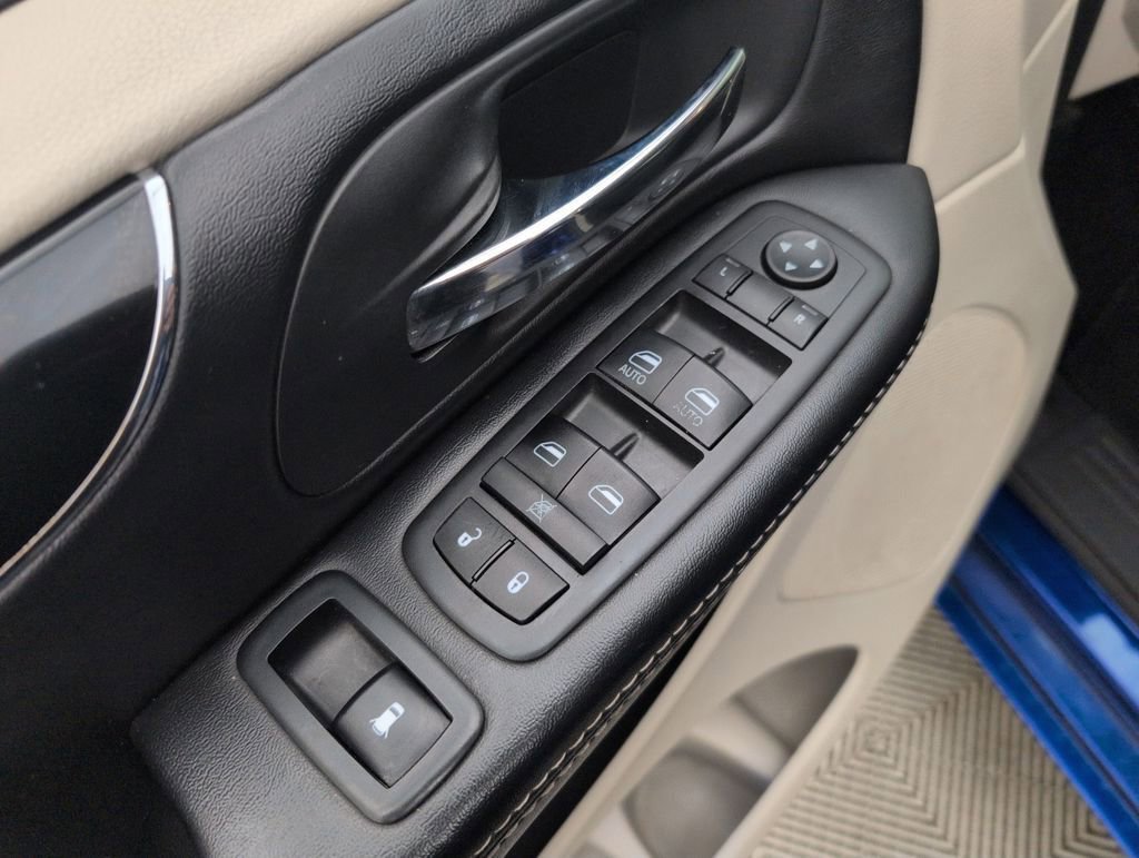 Used 2019 Dodge Grand Caravan SXT w/ Rear Park Assist Package image 36