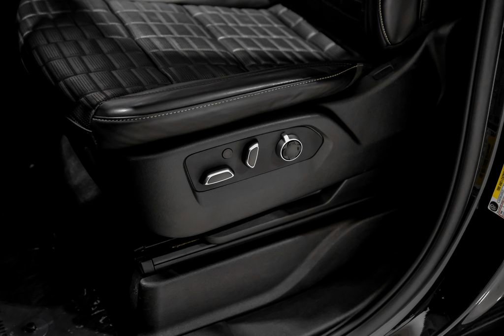 Used 2024 Cadillac Escalade V w/ LPO, ONYX Package image 31