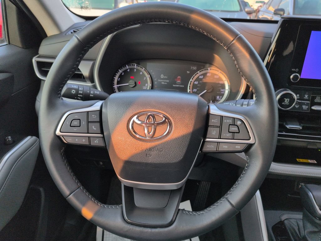 Certified 2023 Toyota Highlander XLE FWD image 14