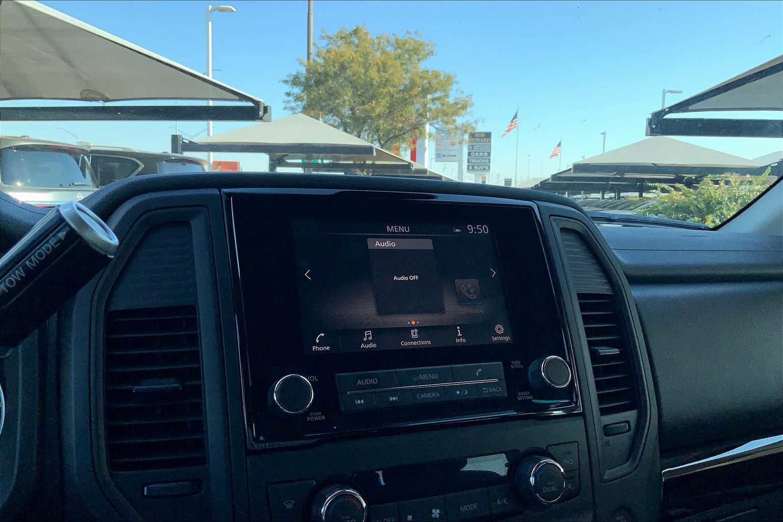 Used 2024 Nissan Titan SV w/ SV Convenience Package image 29