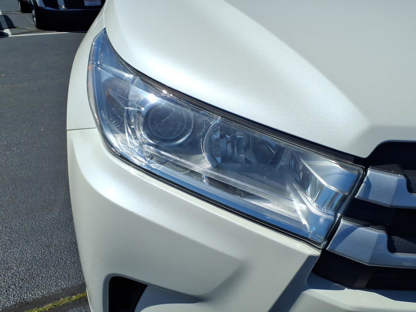 Used 2018 Toyota Highlander XLE AWD/4WD image 11