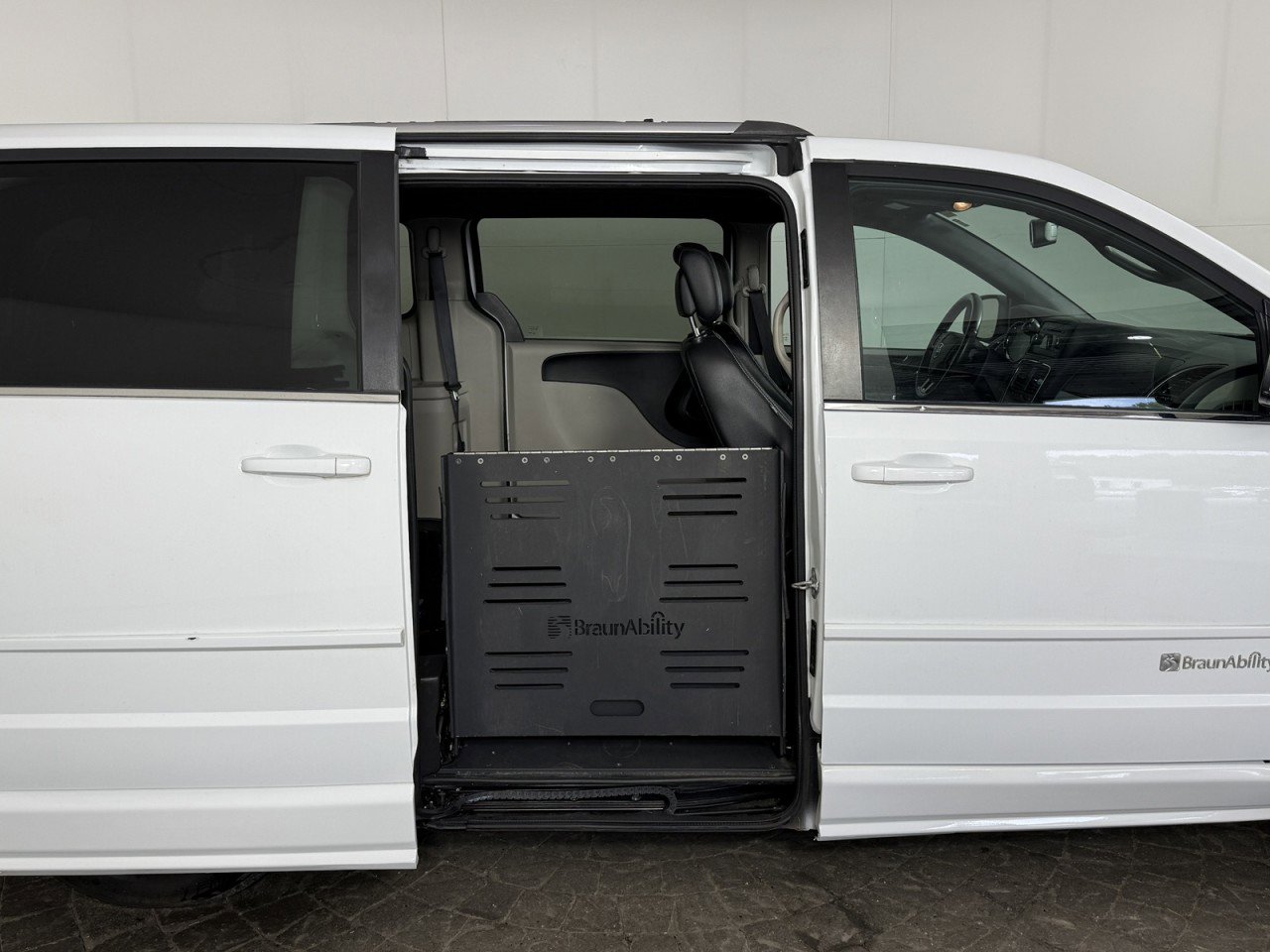 Used 2017 Dodge Grand Caravan SXT image 15