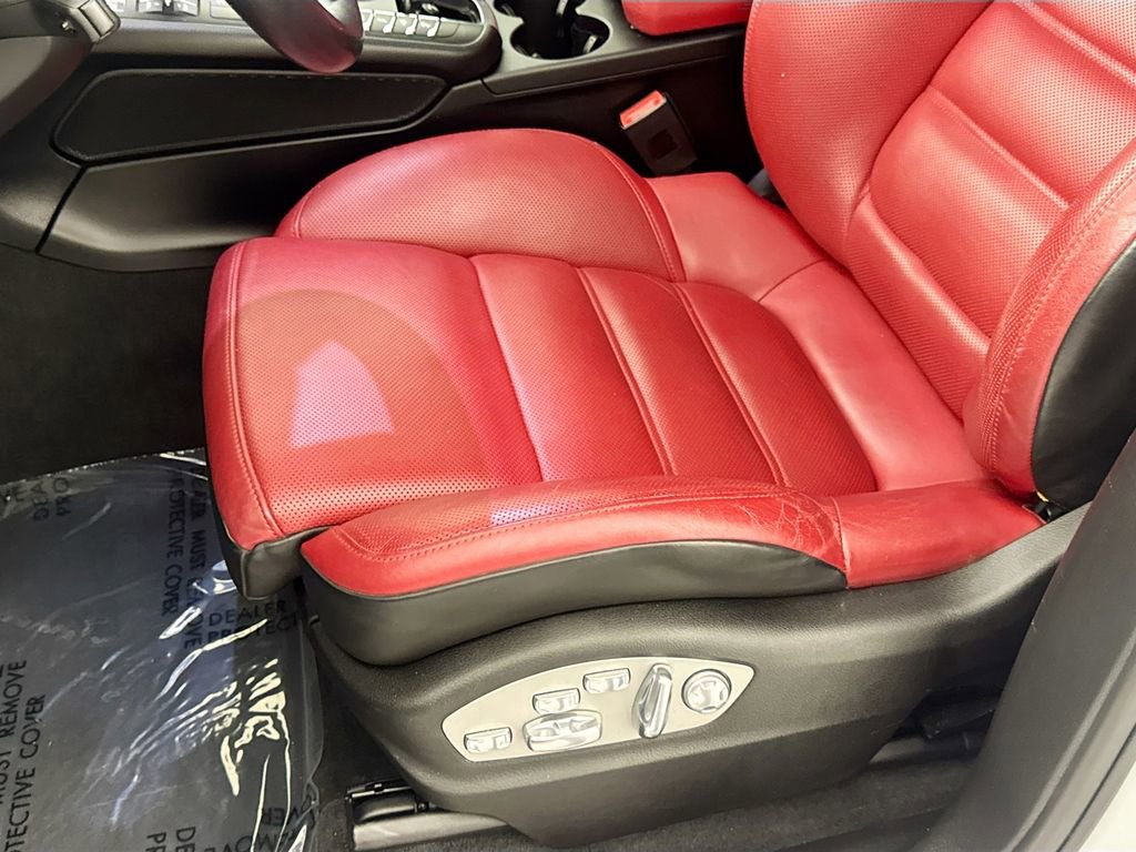 Used 2017 Porsche Macan Turbo AWD/4WD image 16