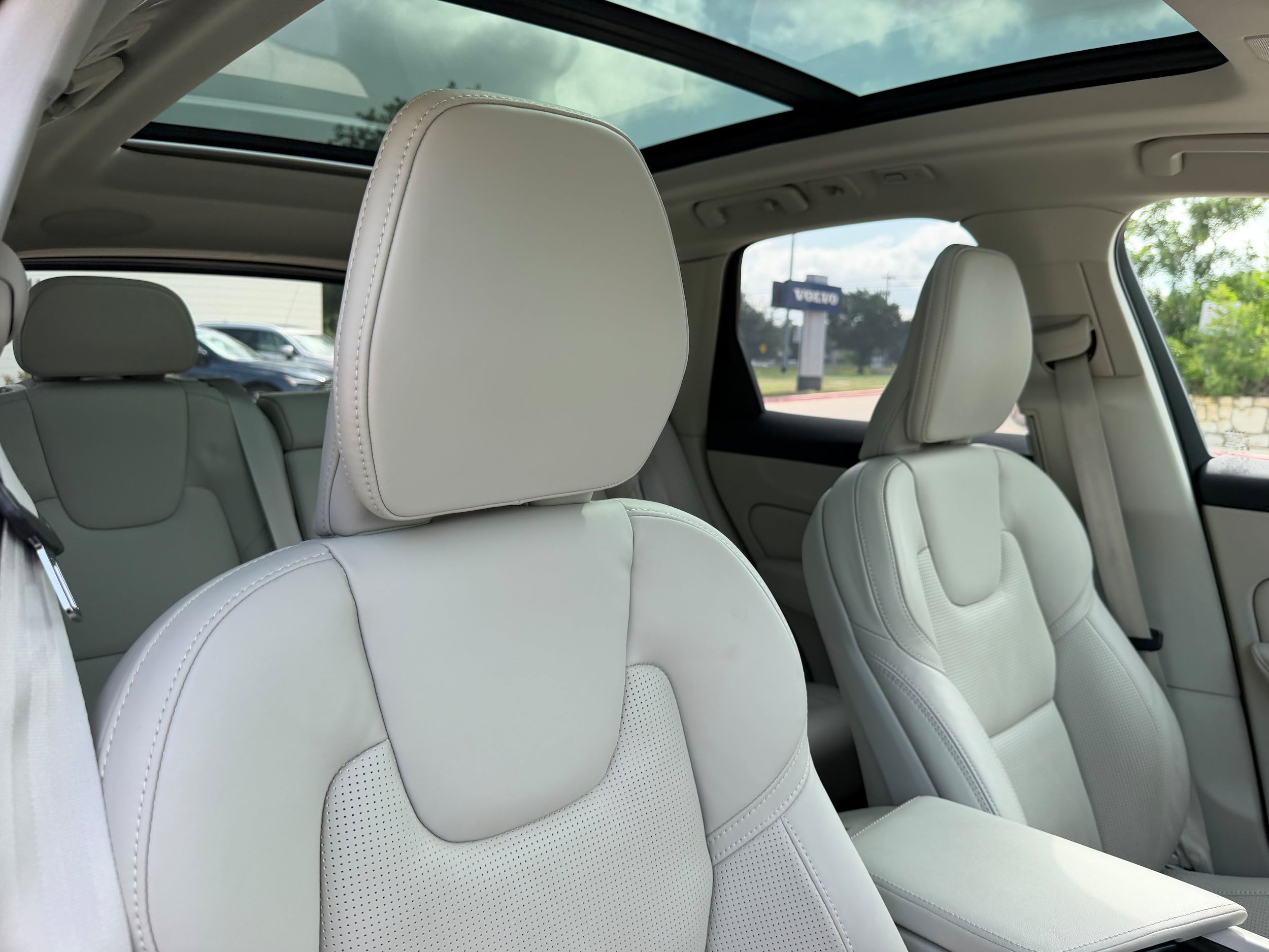 Certified 2024 Volvo XC60 T8 Ultimate w/ Protection Package Premier AWD/4WD image 11