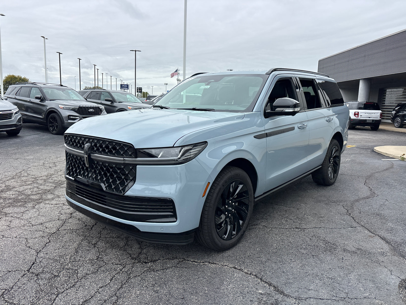 New 2026 Lincoln Navigator Reserve w/ Jet Appearance Package AWD/4WD image 3