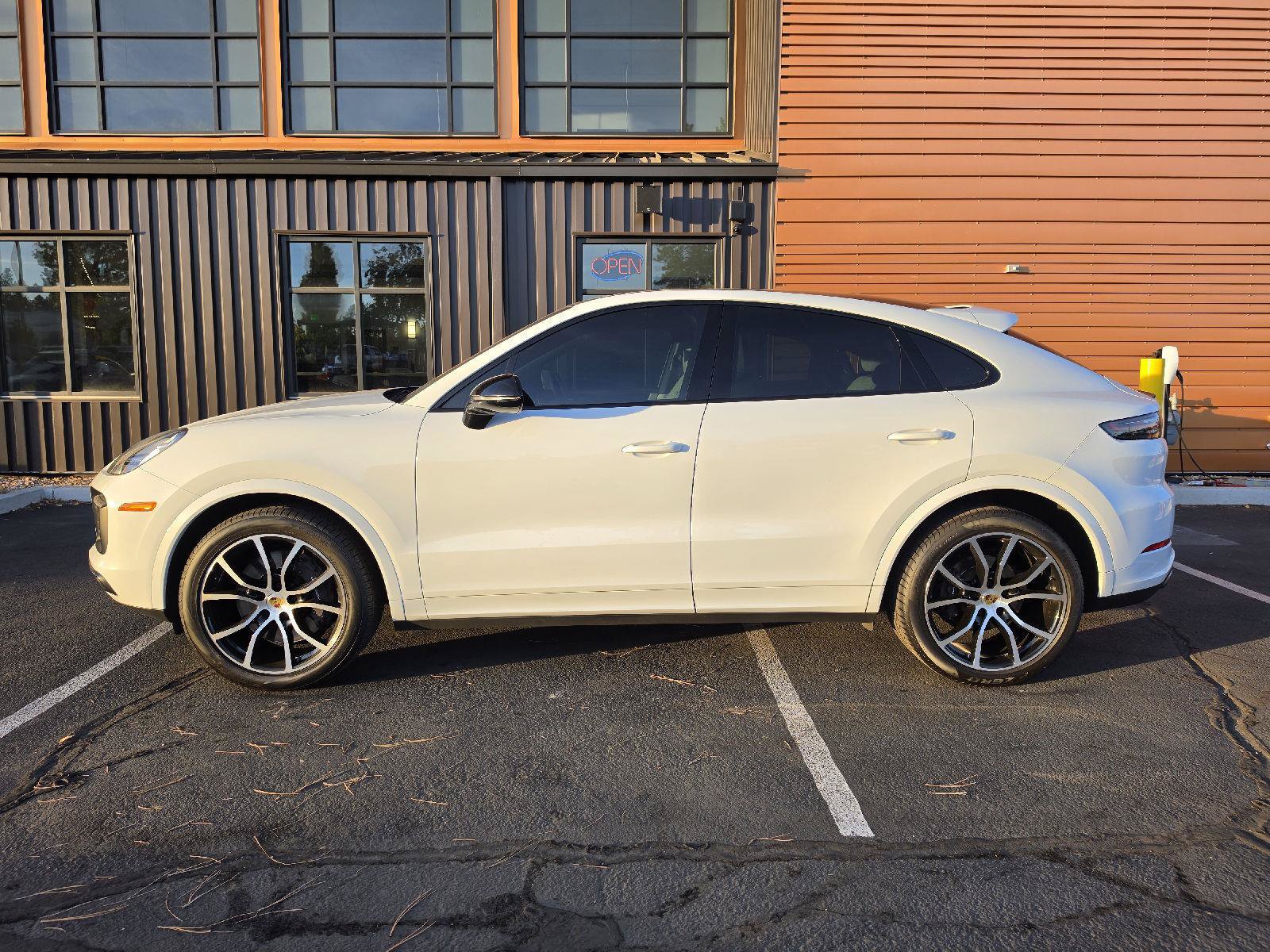 Used 2022 Porsche Cayenne Coupe w/ Premium Package AWD/4WD image 2
