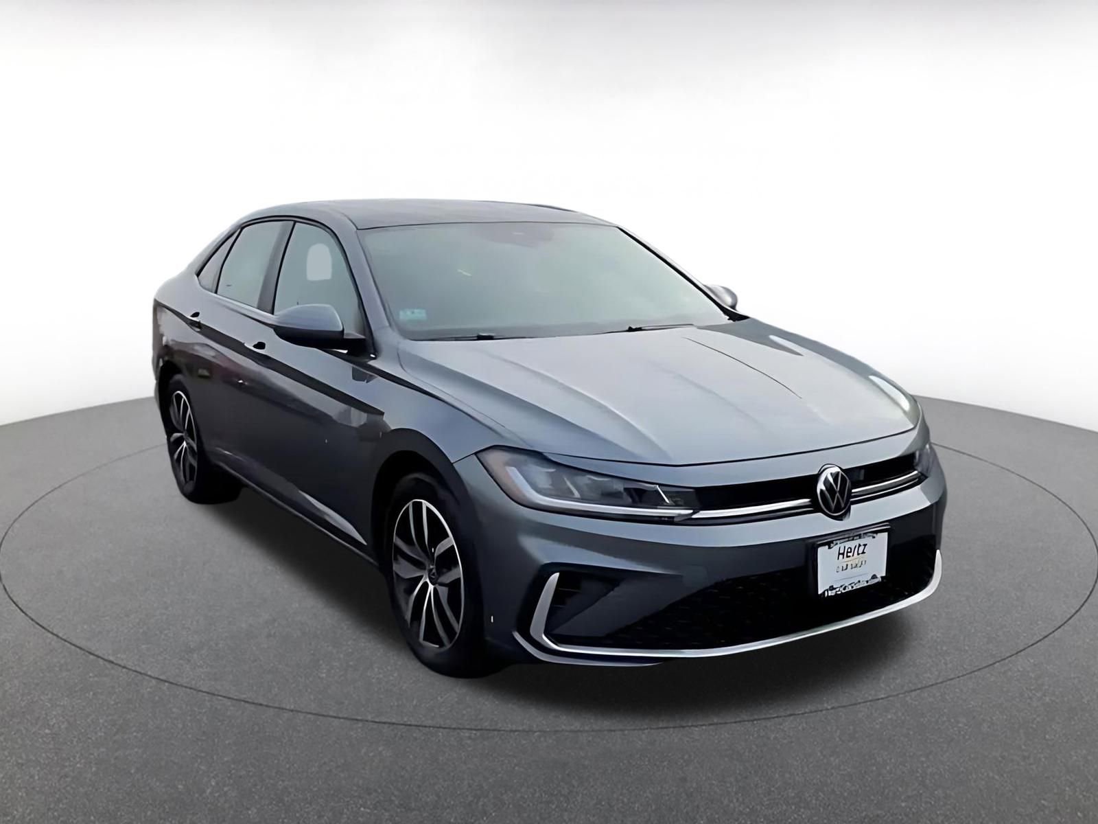 Used 2025 Volkswagen Jetta SE image 3