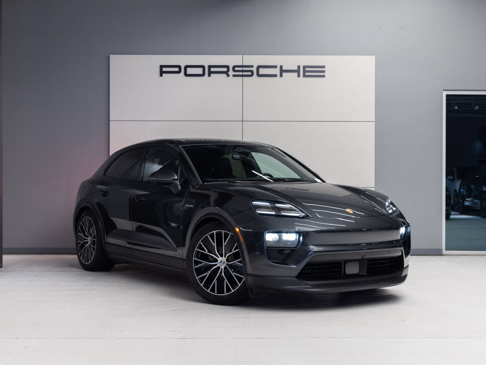 Certified 2025 Porsche Macan Electric RWD image 9