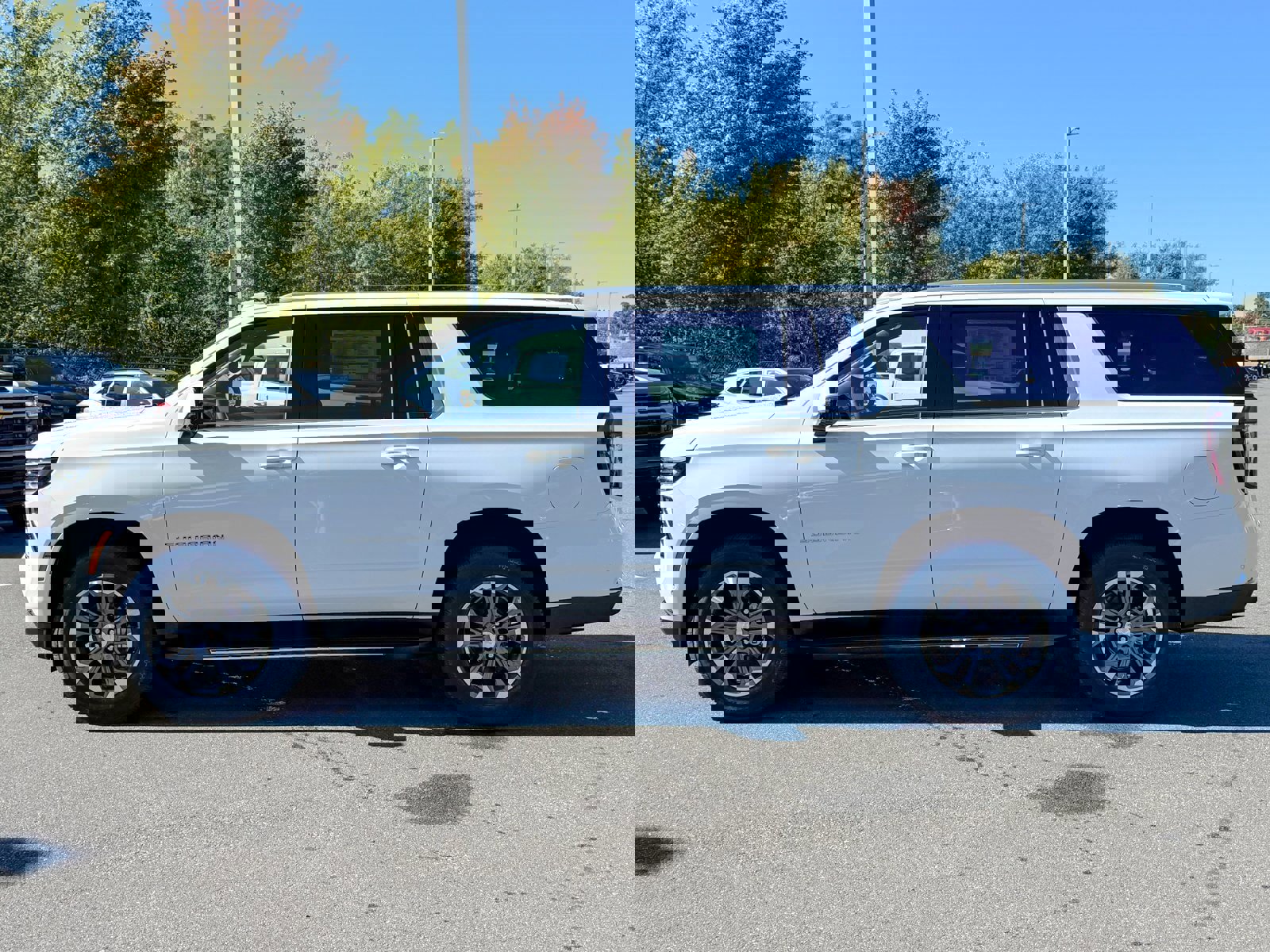 New 2026 Chevrolet Suburban LT image 8
