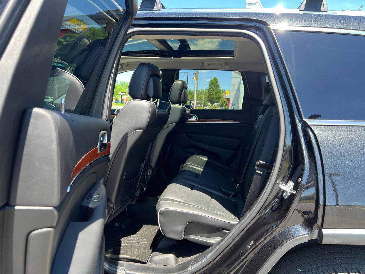 Used 2013 Jeep Grand Cherokee Overland w/ Advance Technology Group AWD/4WD image 32