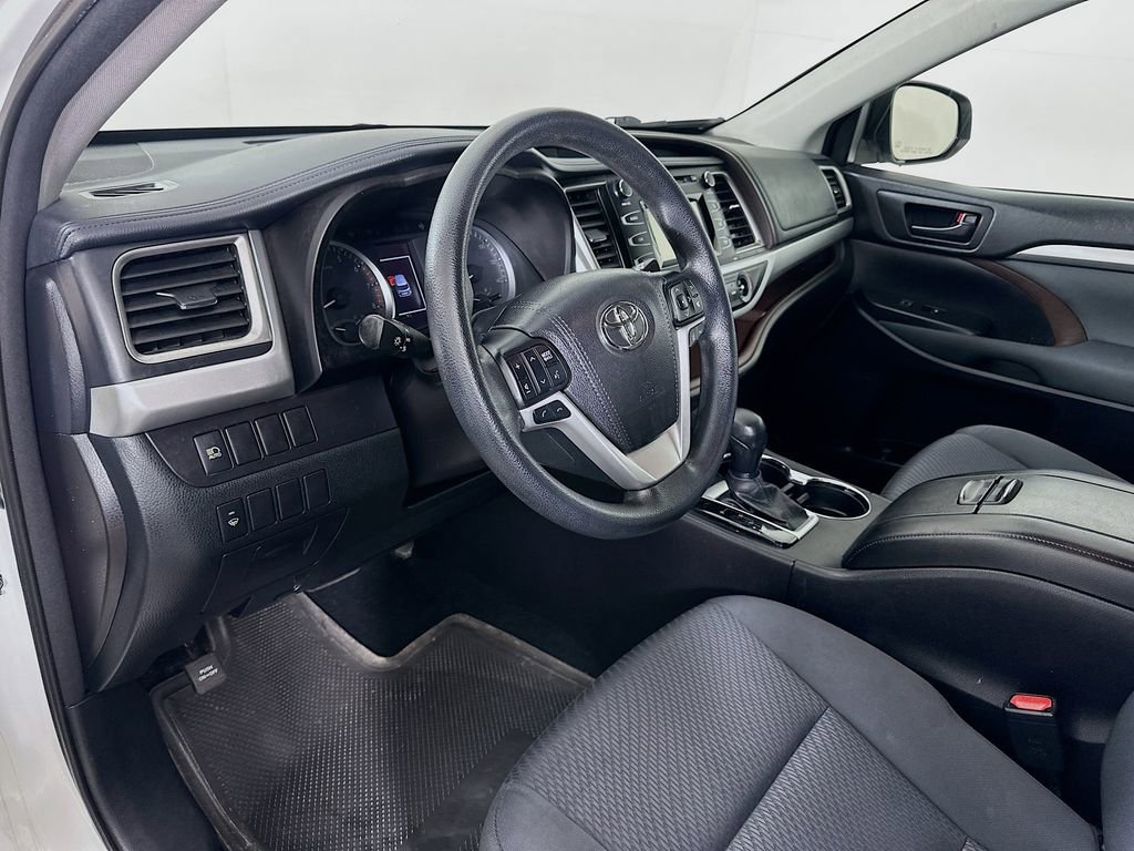 Used 2017 Toyota Highlander LE image 9