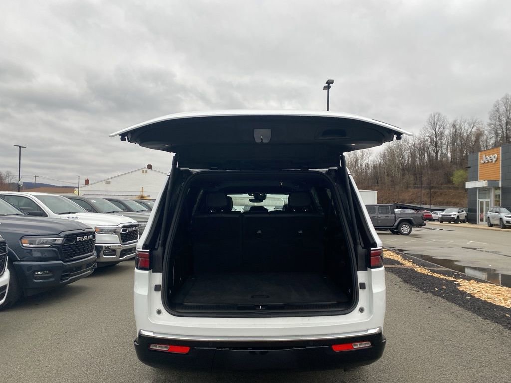 Certified 2024 Jeep Wagoneer L Series II w/ Flexible Seating Group image 17