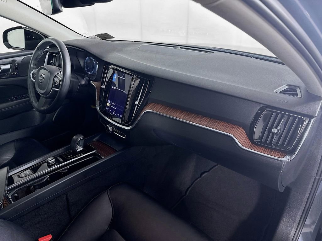 Used 2022 Volvo S60 B5 Momentum image 30