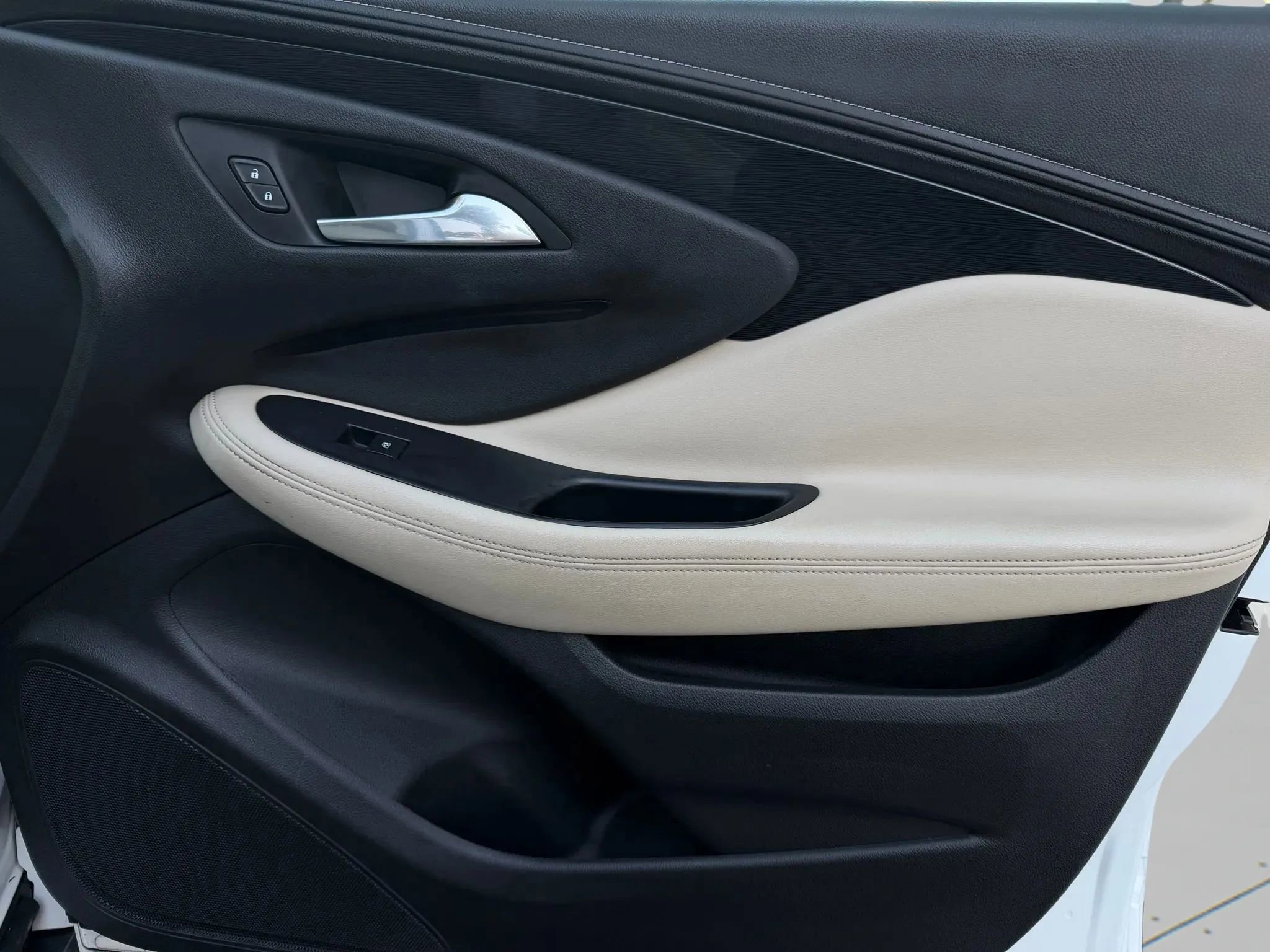 Used 2017 Buick Envision Essence image 8