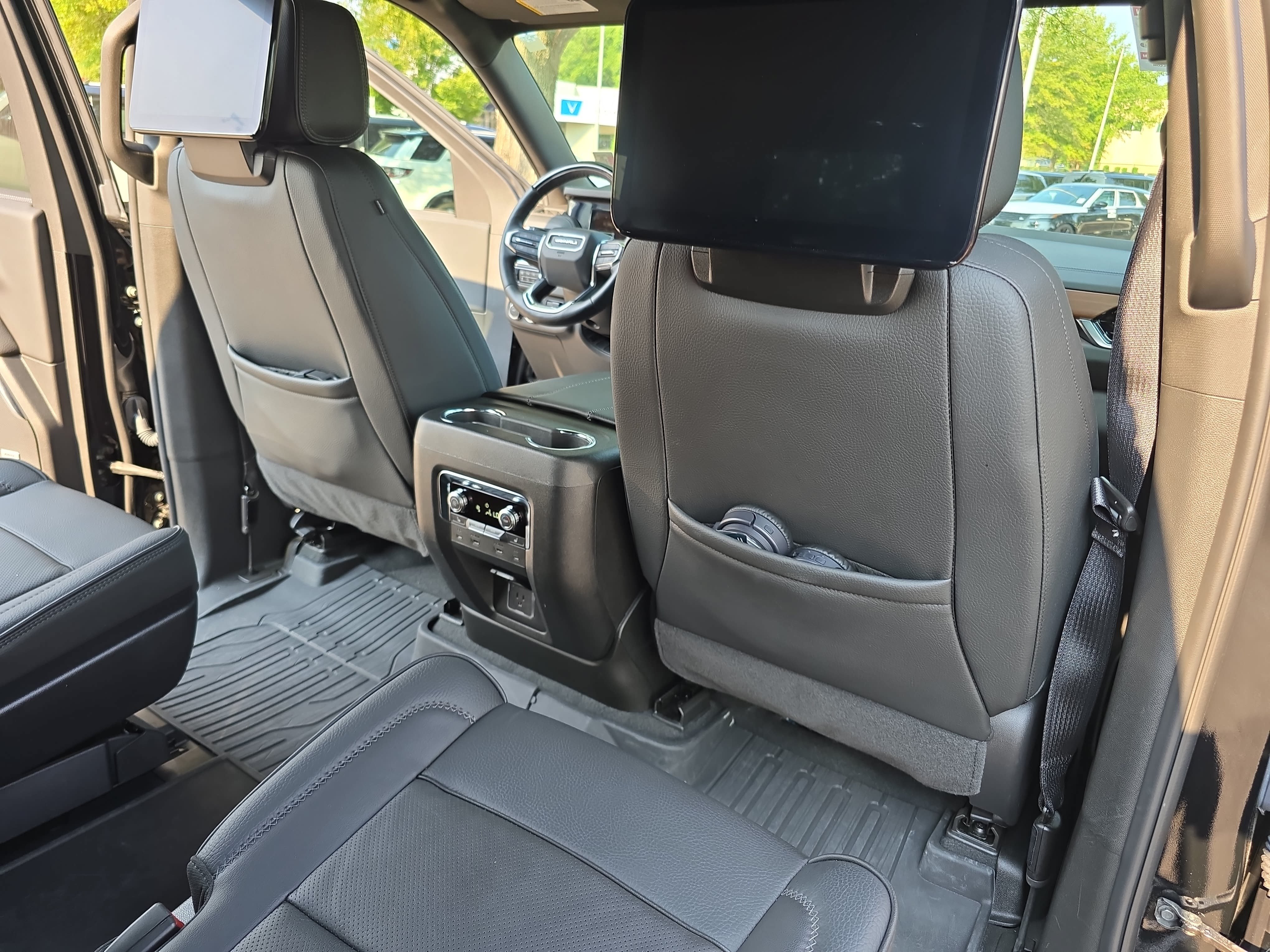 Used 2025 GMC Yukon Denali w/ Denali Reserve Package AWD/4WD image 11