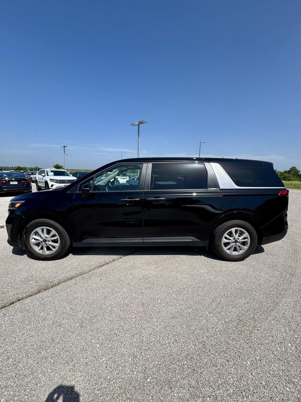 Certified 2024 Kia Carnival LX FWD image 2