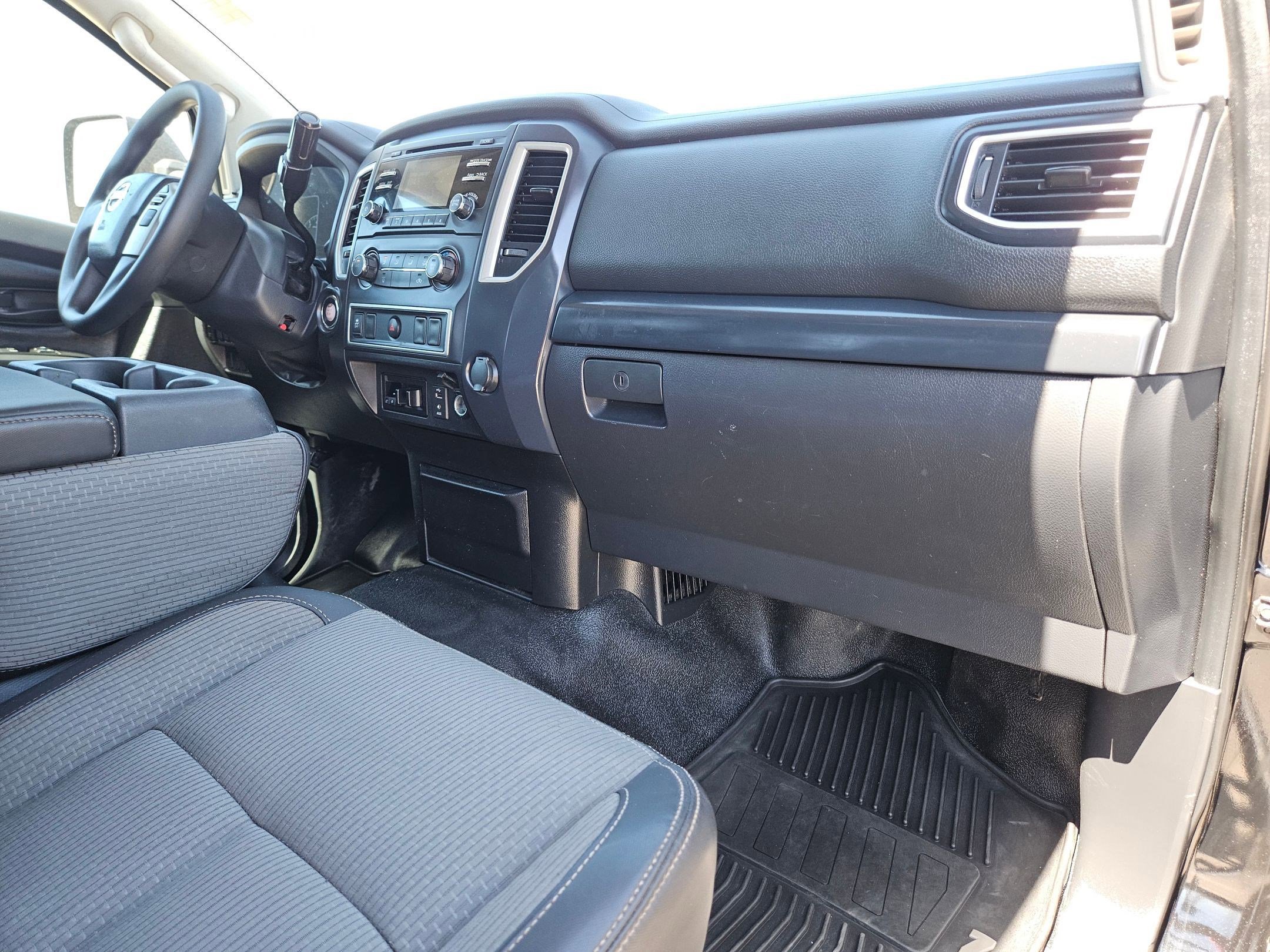 Used 2017 Nissan Titan S image 27