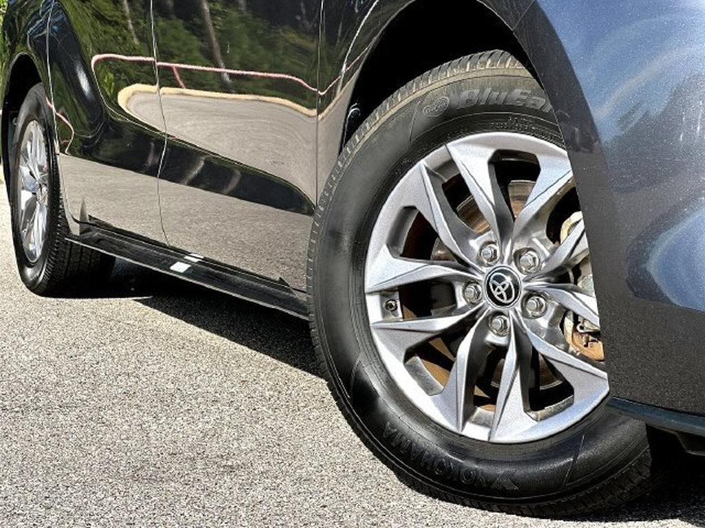 Used 2025 Toyota Sienna XLE FWD image 2