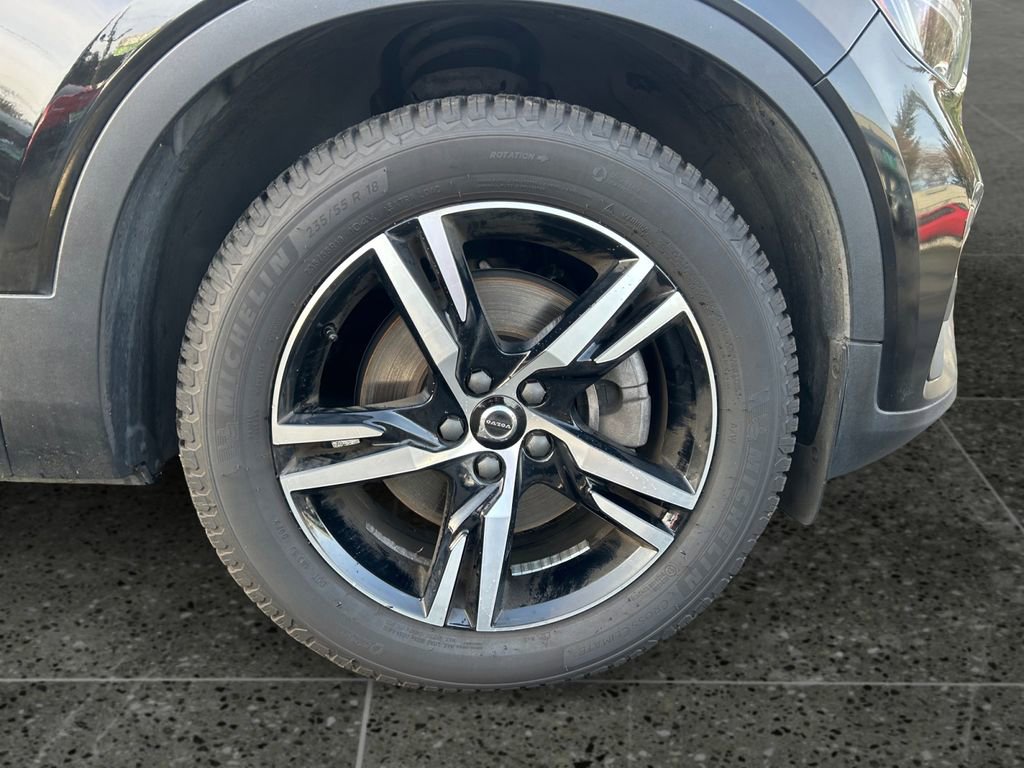 Used 2023 Volvo XC40 B5 Plus image 9