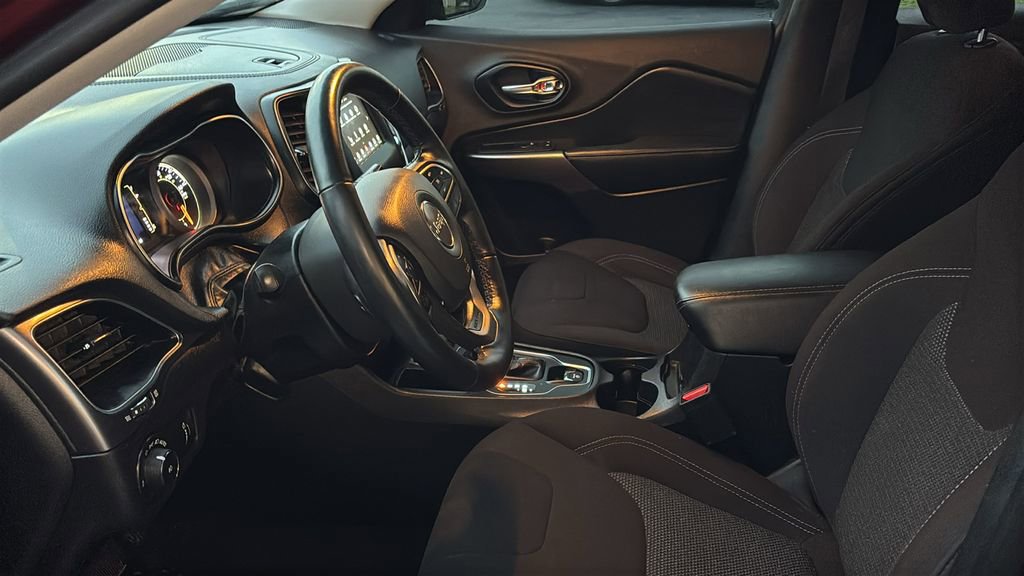 Used 2019 Jeep Cherokee Latitude w/ Cold Weather Group image 23