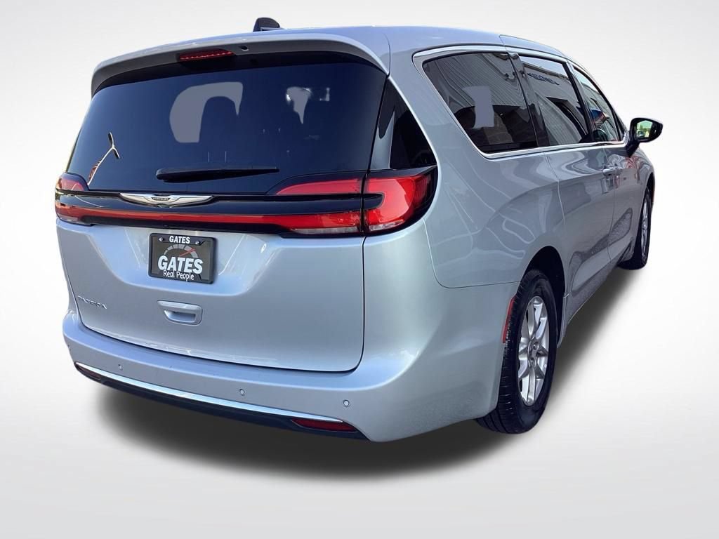 Used 2024 Chrysler Pacifica Touring-L FWD image 10