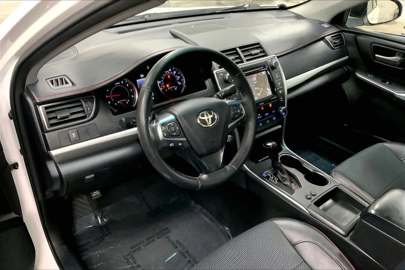 Used 2017 Toyota Camry SE w/ Moonroof Package image 18